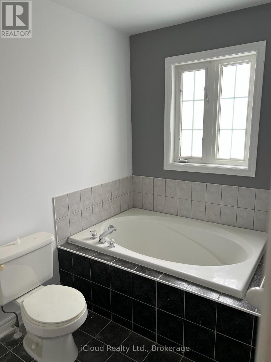 3956 Manatee Way, Mississauga, ON - Indoor Photo Showing Bathroom