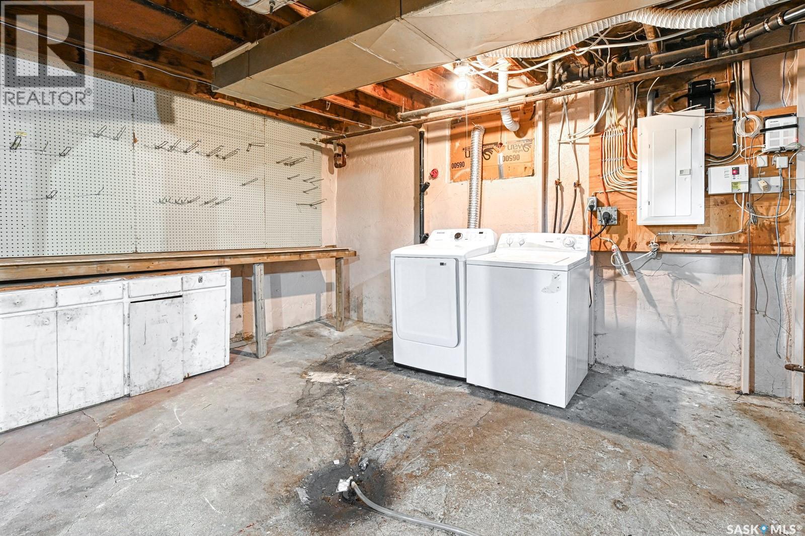 1343 Queen Street, Regina, SK - Indoor Photo Showing Laundry Room