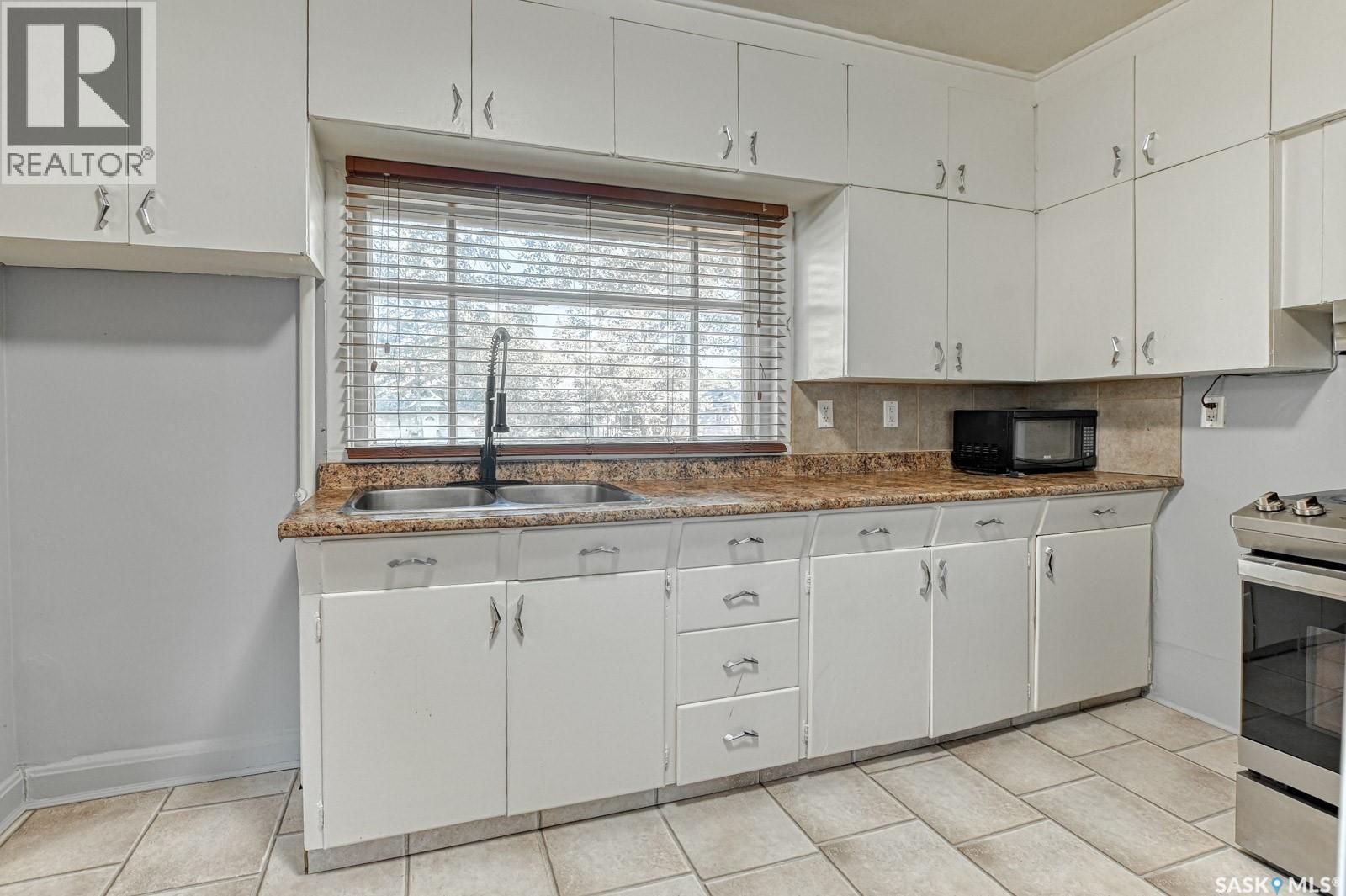 1343 Queen Street, Regina, SK - Indoor Photo Showing Kitchen With Double Sink