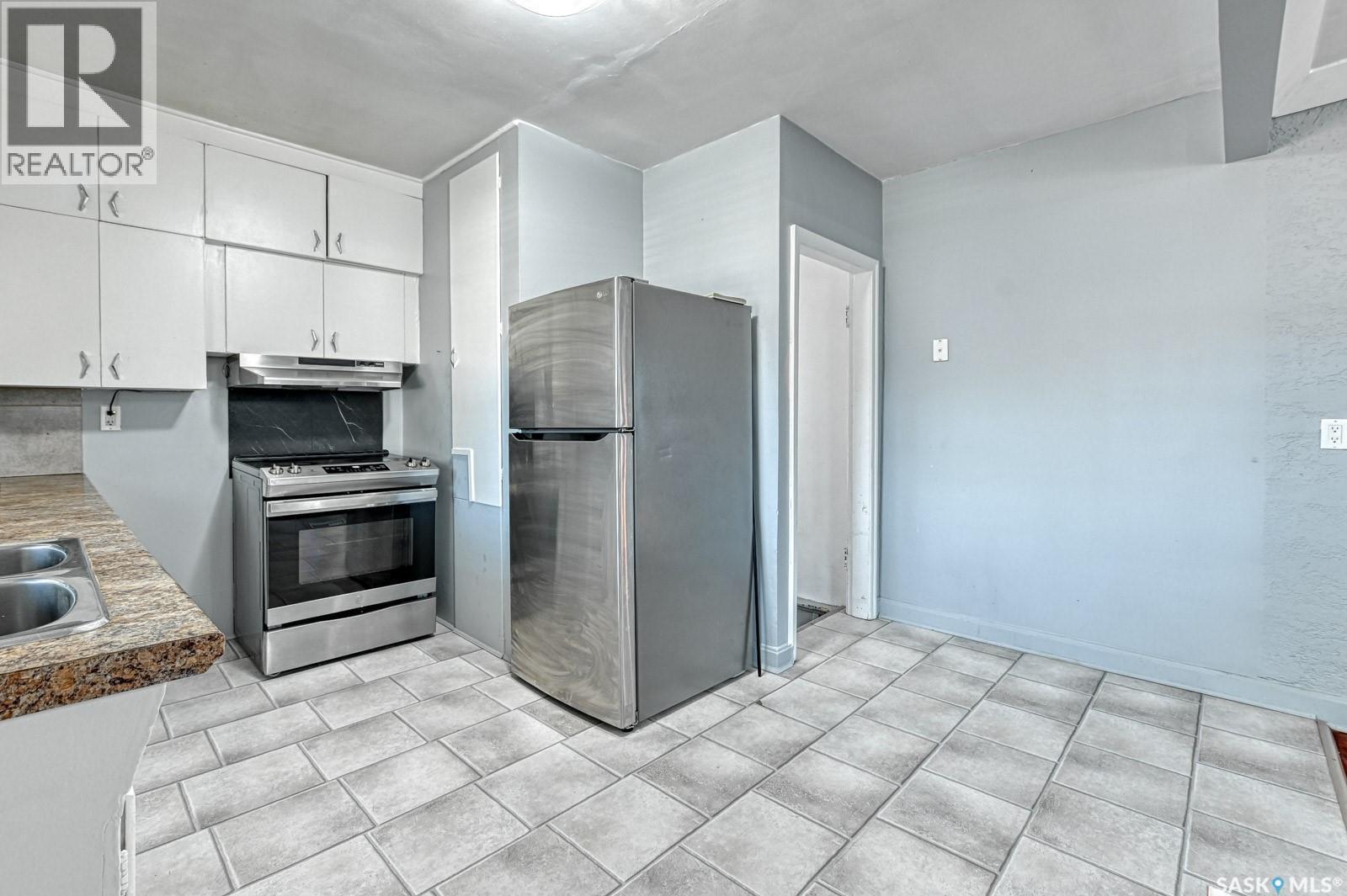 1343 Queen Street, Regina, SK - Indoor Photo Showing Kitchen With Double Sink