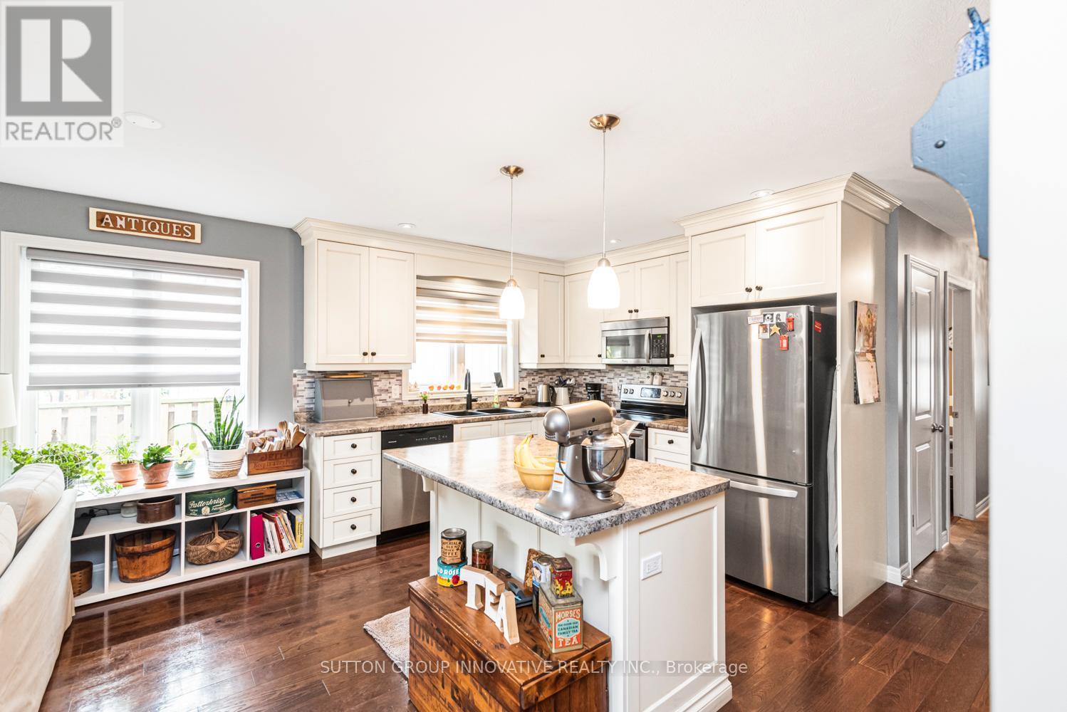 70 Postma Drive, Haldimand, ON - Indoor Photo Showing Kitchen With Upgraded Kitchen