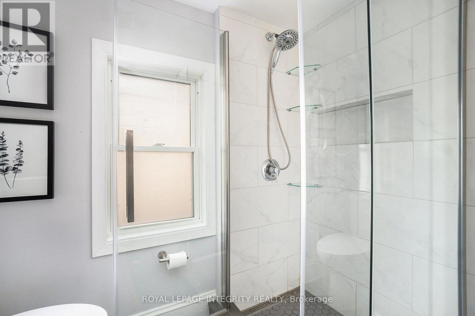 Renovated main bathroom - 115 Springhurst Avenue, Ottawa, ON - Indoor Photo Showing Bathroom