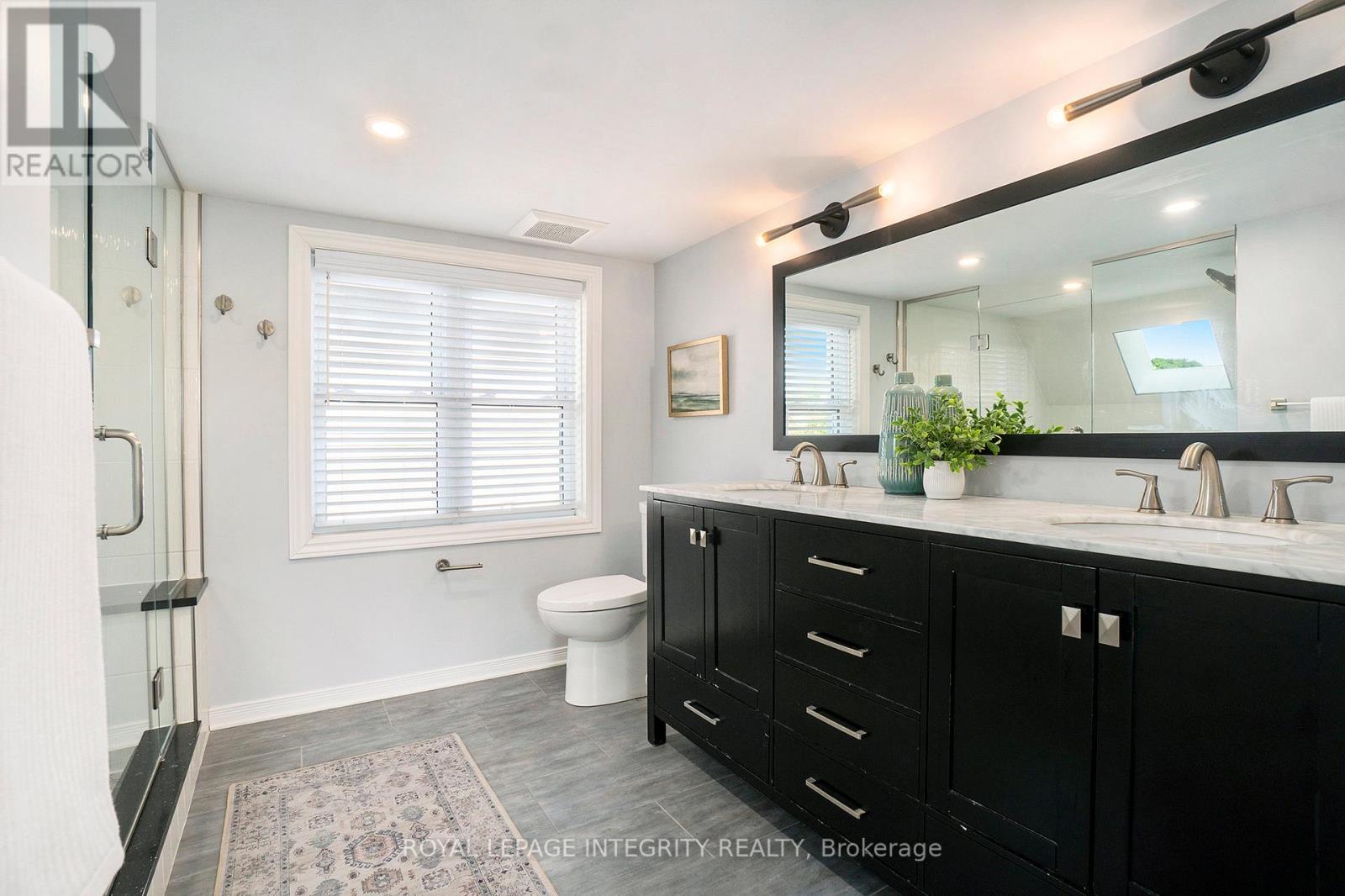 Terrific storage - 115 Springhurst Avenue, Ottawa, ON - Indoor Photo Showing Bathroom