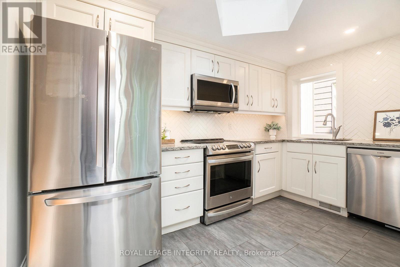 Cute kitchen tucked at the back of the main floor - 115 Springhurst Avenue, Ottawa, ON - Indoor Photo Showing Kitchen With Upgraded Kitchen
