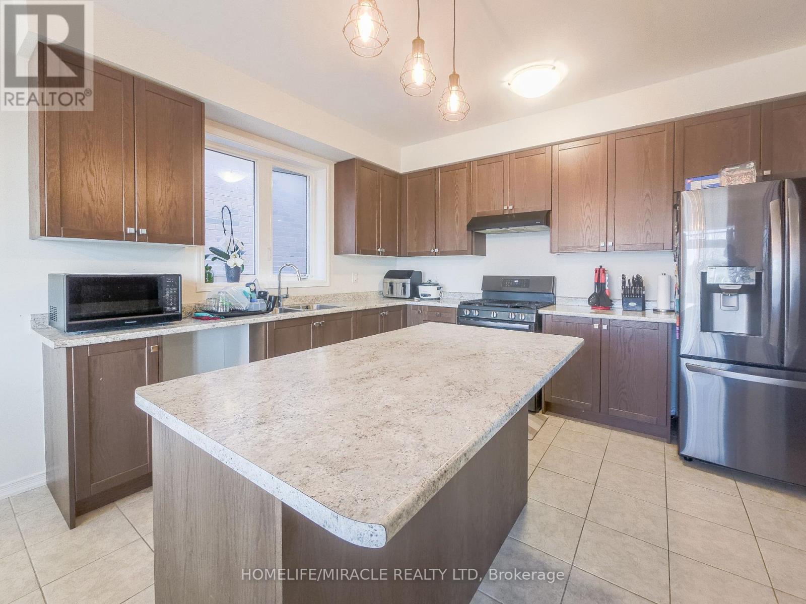 48 Esther Crescent, Thorold, ON - Indoor Photo Showing Kitchen