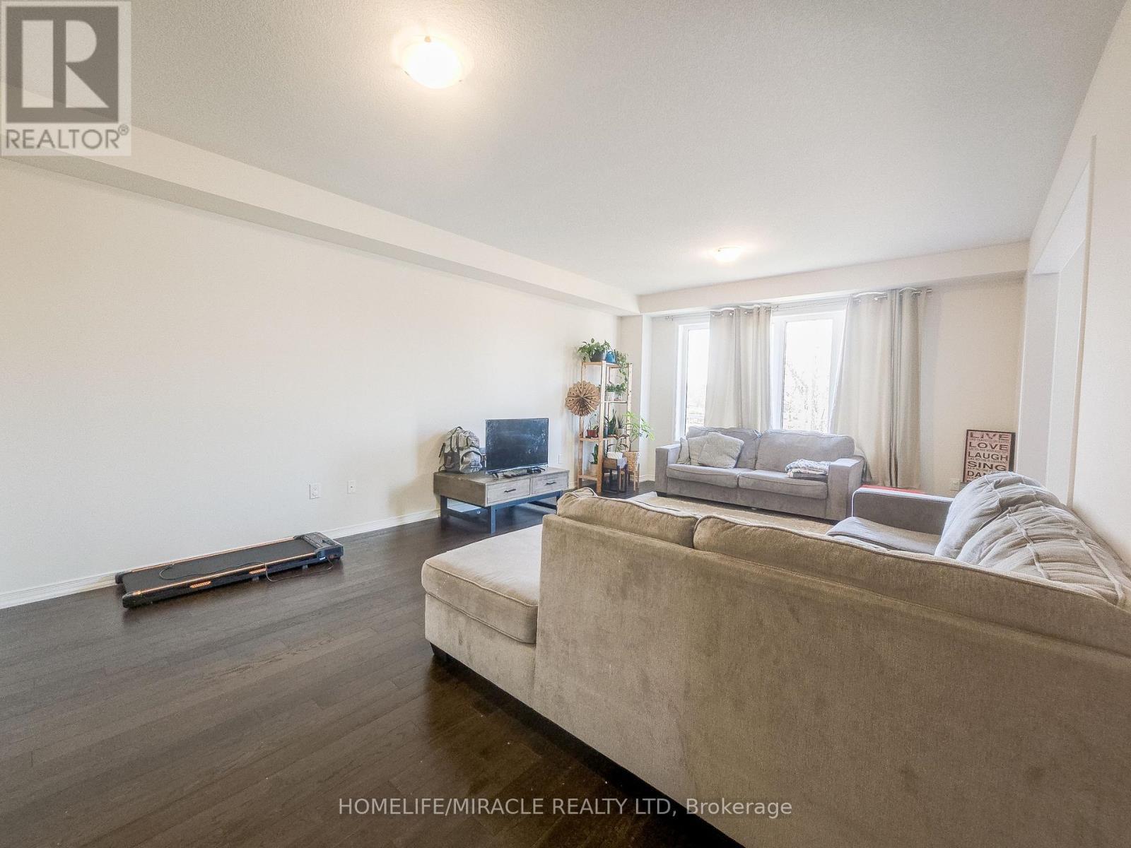 48 Esther Crescent, Thorold, ON - Indoor Photo Showing Living Room