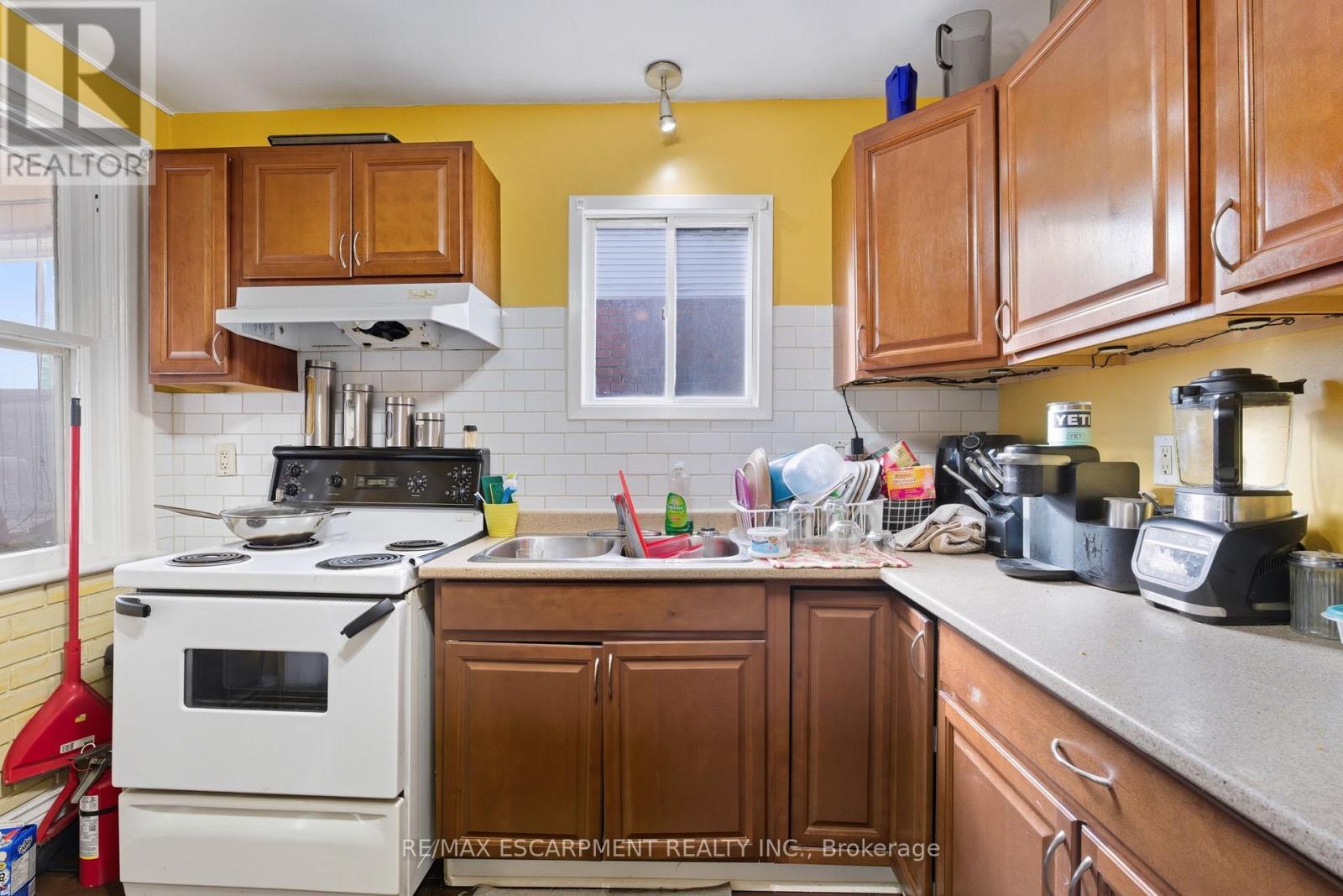 246 Cope Street, Hamilton, ON - Indoor Photo Showing Kitchen With Double Sink
