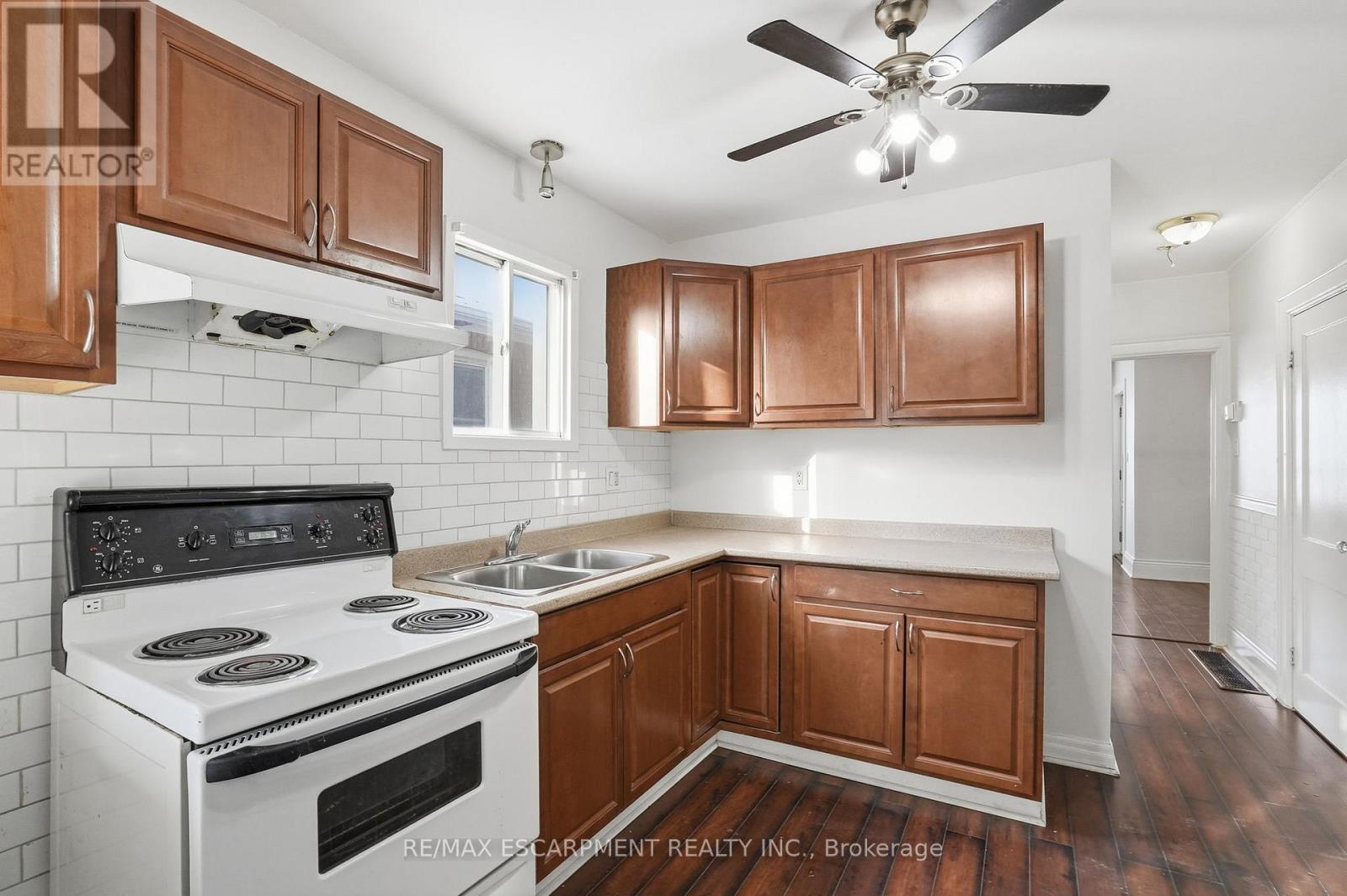 246 Cope Street, Hamilton, ON - Indoor Photo Showing Kitchen With Double Sink