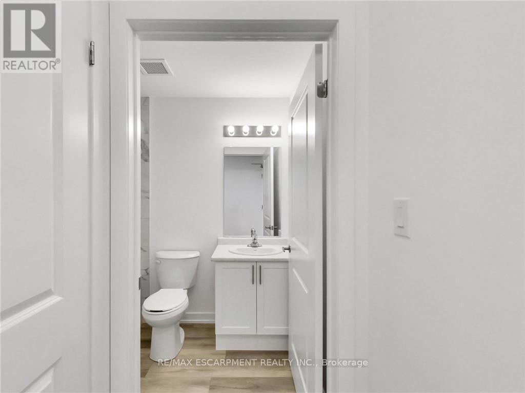 811 - 470 Dundas Street E, Hamilton, ON - Indoor Photo Showing Bathroom