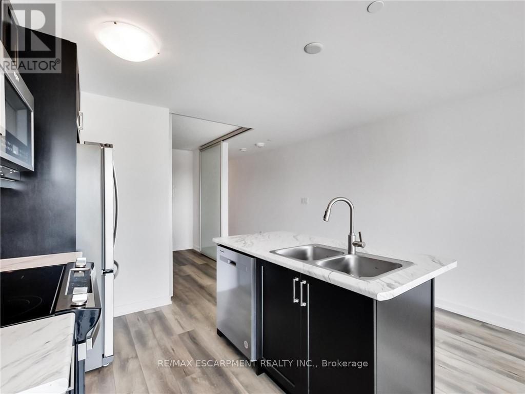 811 - 470 Dundas Street E, Hamilton, ON - Indoor Photo Showing Kitchen With Double Sink