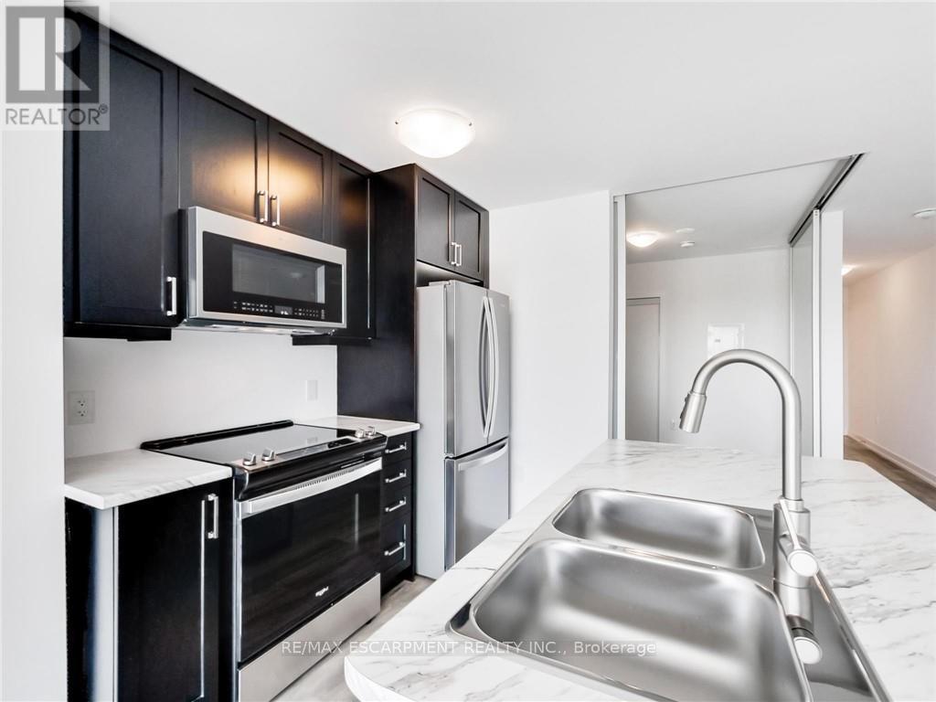 811 - 470 Dundas Street E, Hamilton, ON - Indoor Photo Showing Kitchen With Double Sink With Upgraded Kitchen