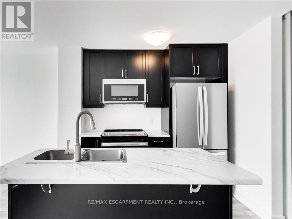 811 - 470 Dundas Street E, Hamilton, ON - Indoor Photo Showing Kitchen With Double Sink With Upgraded Kitchen