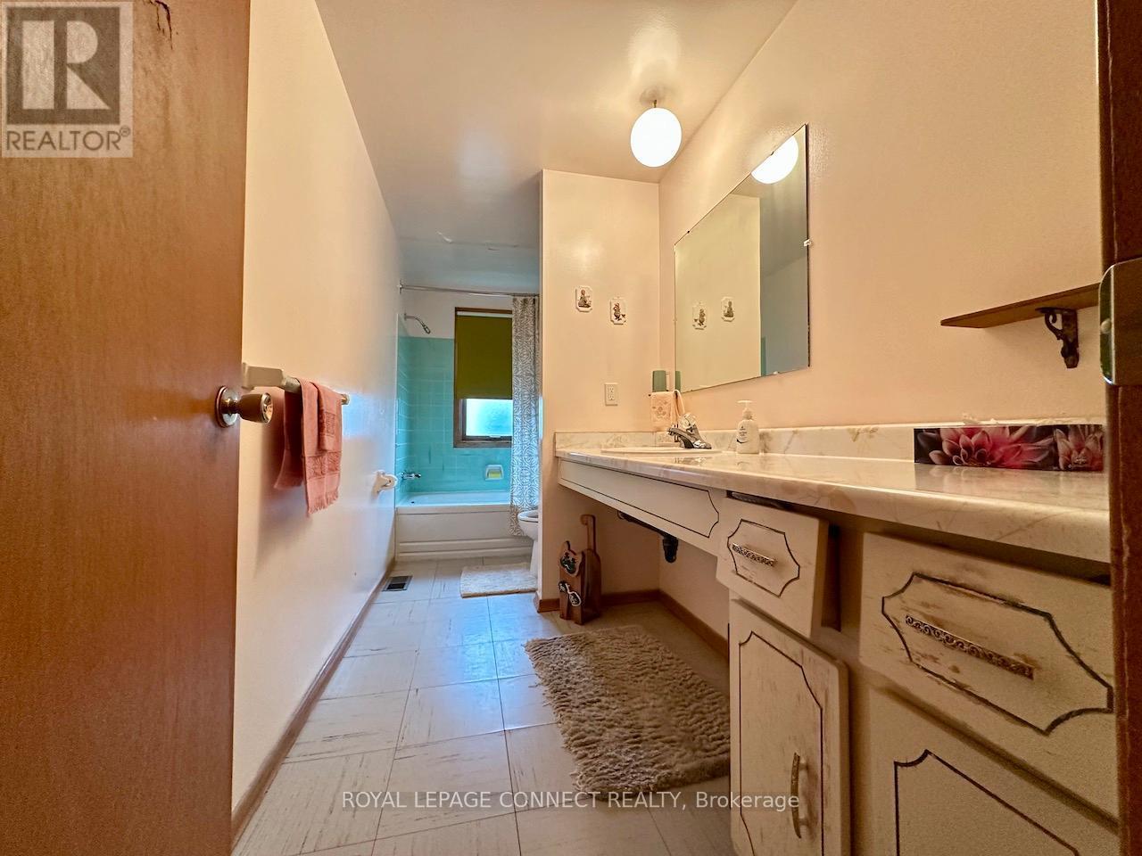 35 Orchard Place, Chatham-Kent, ON - Indoor Photo Showing Bathroom