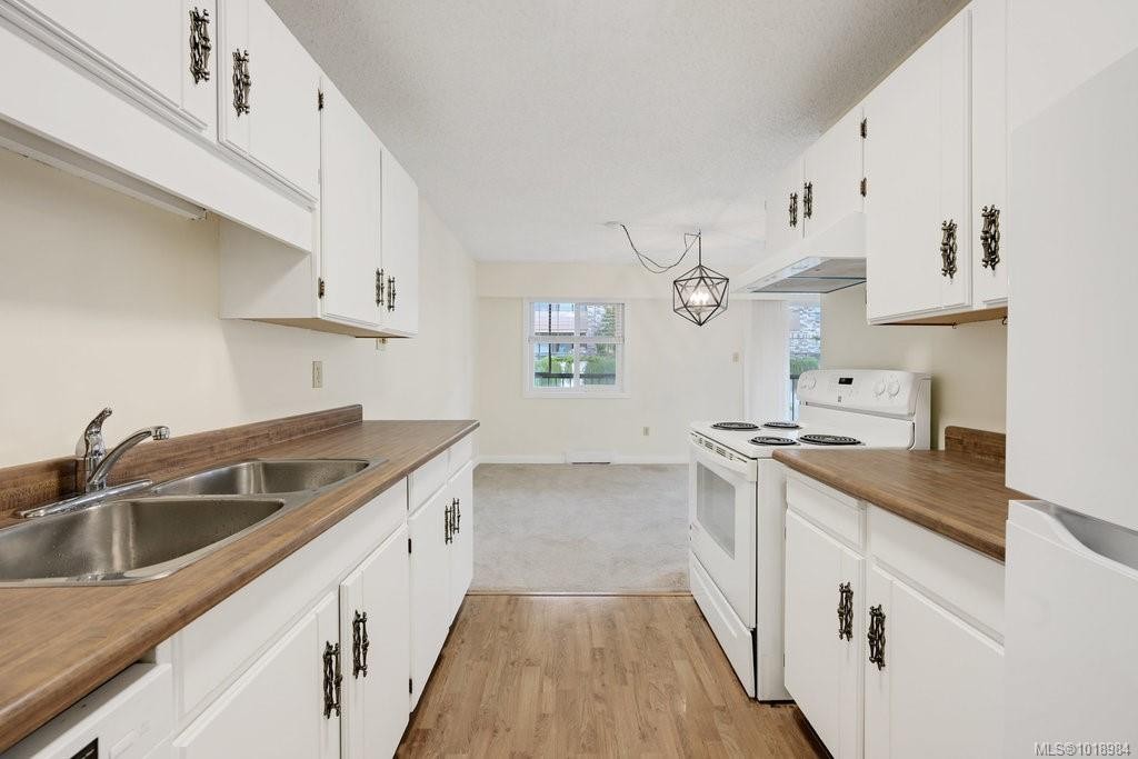 302-1039 Linden Ave, Victoria, BC - Indoor Photo Showing Kitchen With Double Sink