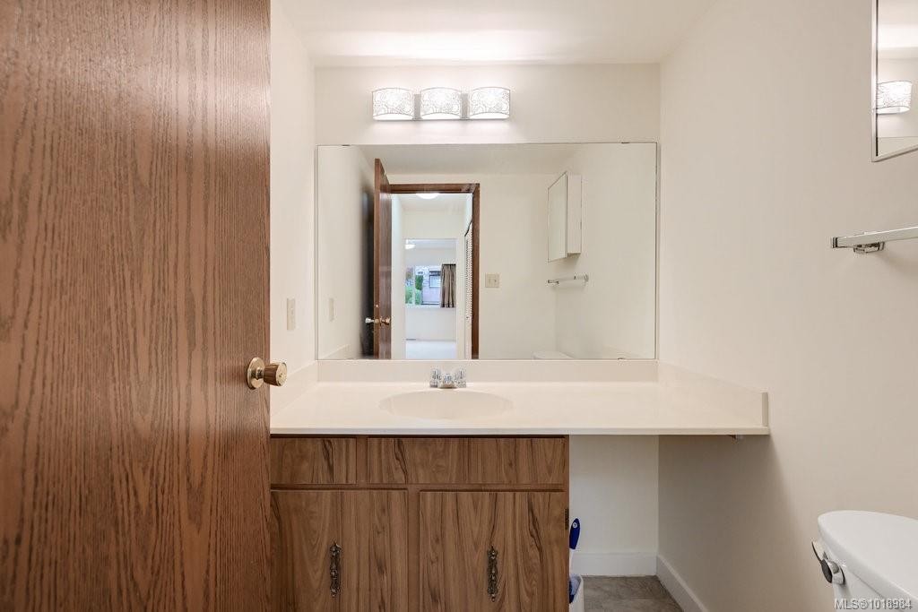 302-1039 Linden Ave, Victoria, BC - Indoor Photo Showing Bathroom
