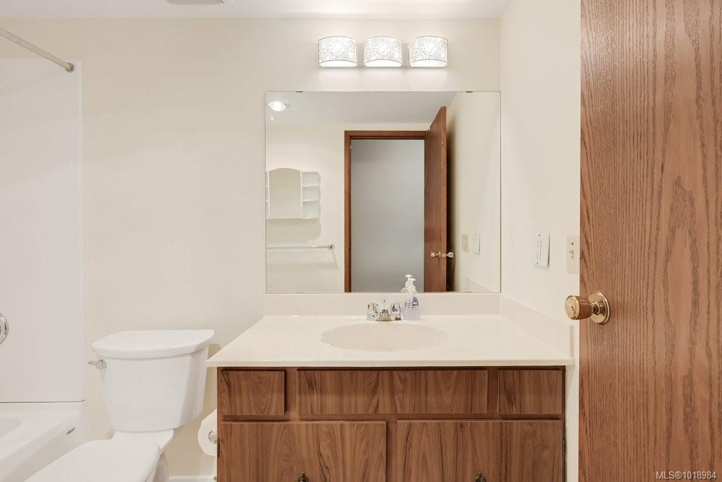 302-1039 Linden Ave, Victoria, BC - Indoor Photo Showing Bathroom