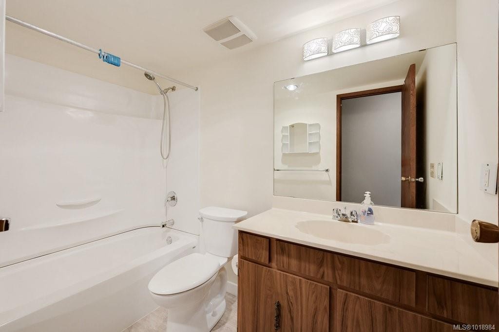 302-1039 Linden Ave, Victoria, BC - Indoor Photo Showing Bathroom