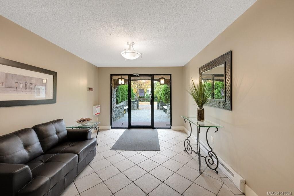 302-1039 Linden Ave, Victoria, BC - Indoor
