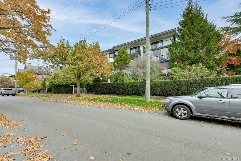 302-1039 Linden Ave, Victoria, BC - Outdoor
