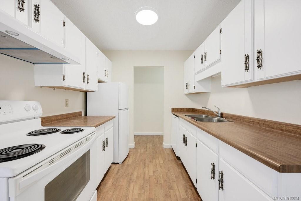 302-1039 Linden Ave, Victoria, BC - Indoor Photo Showing Kitchen With Double Sink