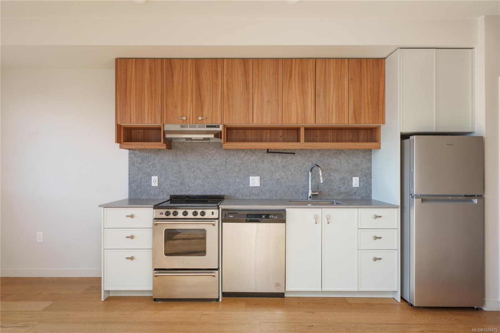 209-629 Speed Ave, Victoria, BC - Indoor Photo Showing Kitchen With Stainless Steel Kitchen