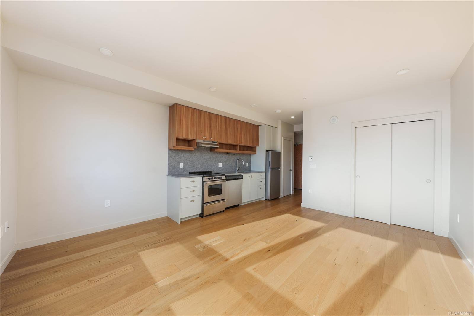 209-629 Speed Ave, Victoria, BC - Indoor Photo Showing Kitchen
