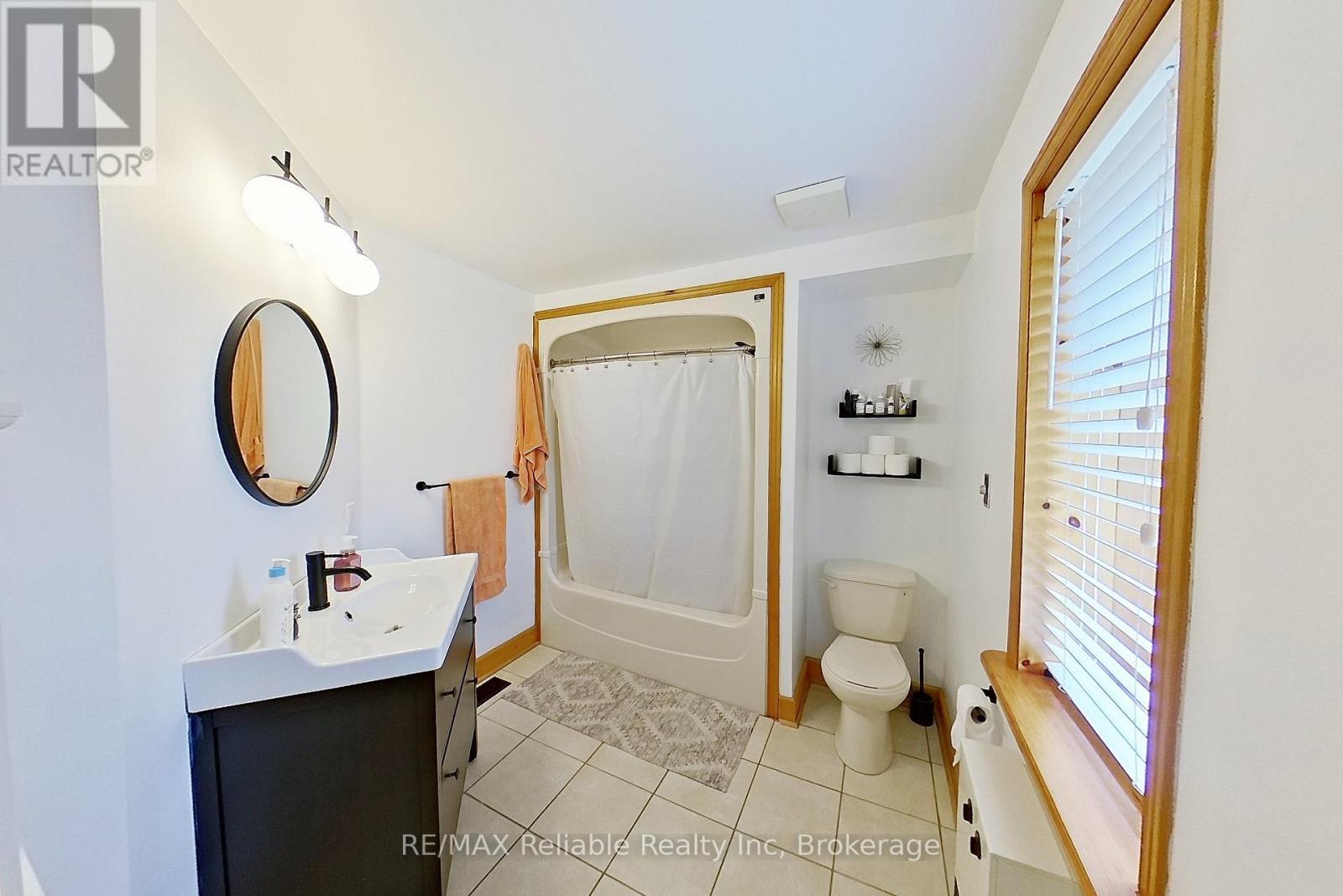 212 James Street, Central Huron (Clinton), ON - Indoor Photo Showing Bathroom