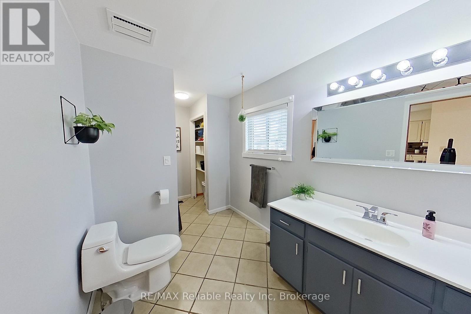 212 James Street, Central Huron (Clinton), ON - Indoor Photo Showing Bathroom