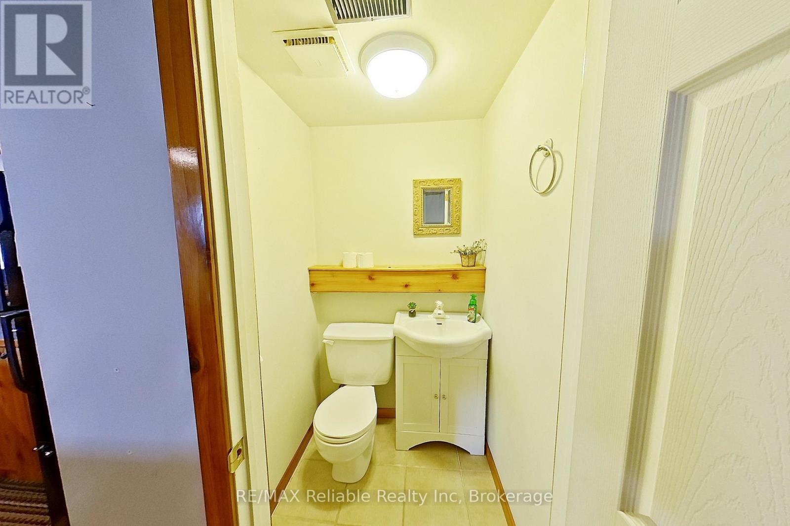 212 James Street, Central Huron (Clinton), ON - Indoor Photo Showing Bathroom
