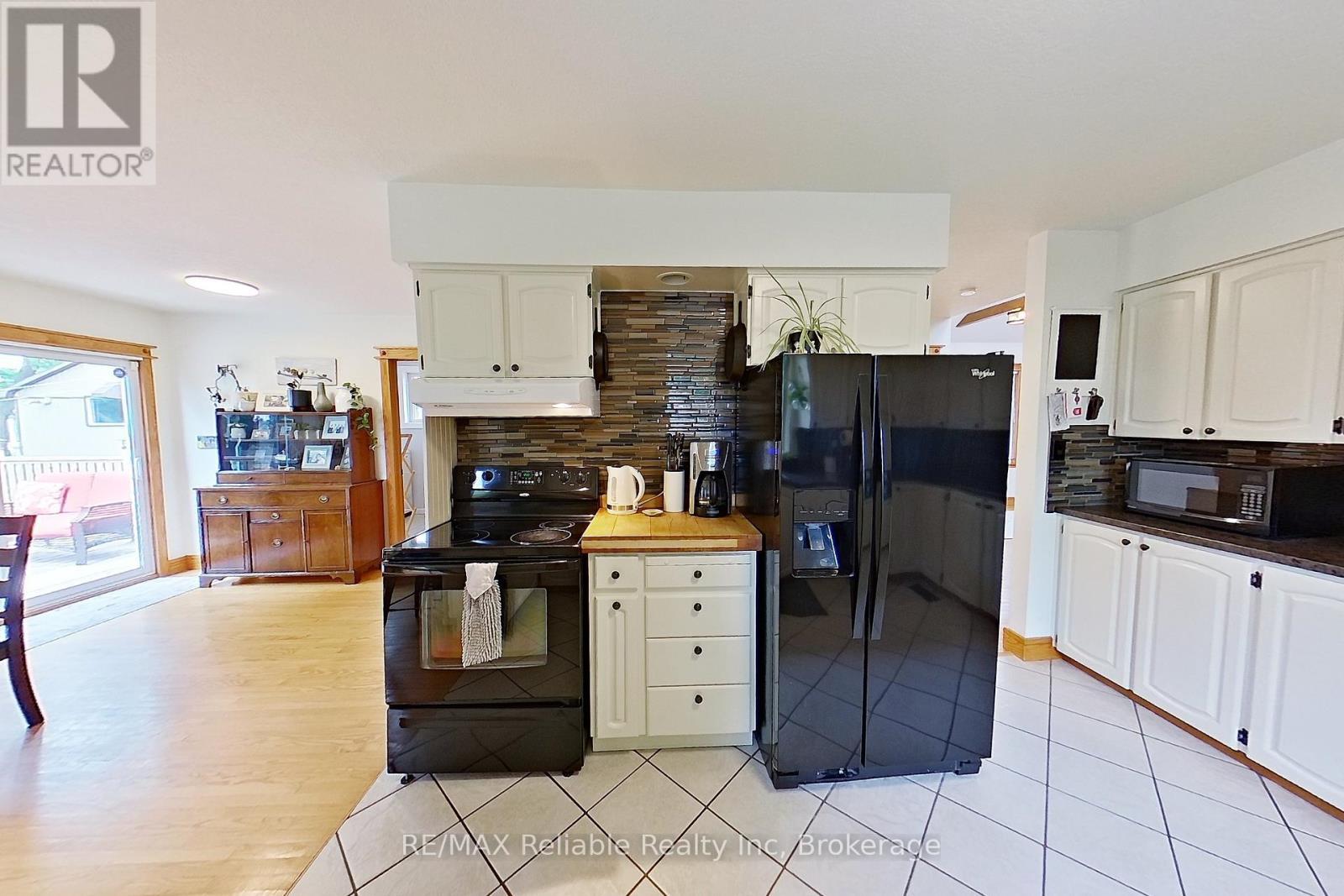 212 James Street, Central Huron (Clinton), ON - Indoor Photo Showing Kitchen