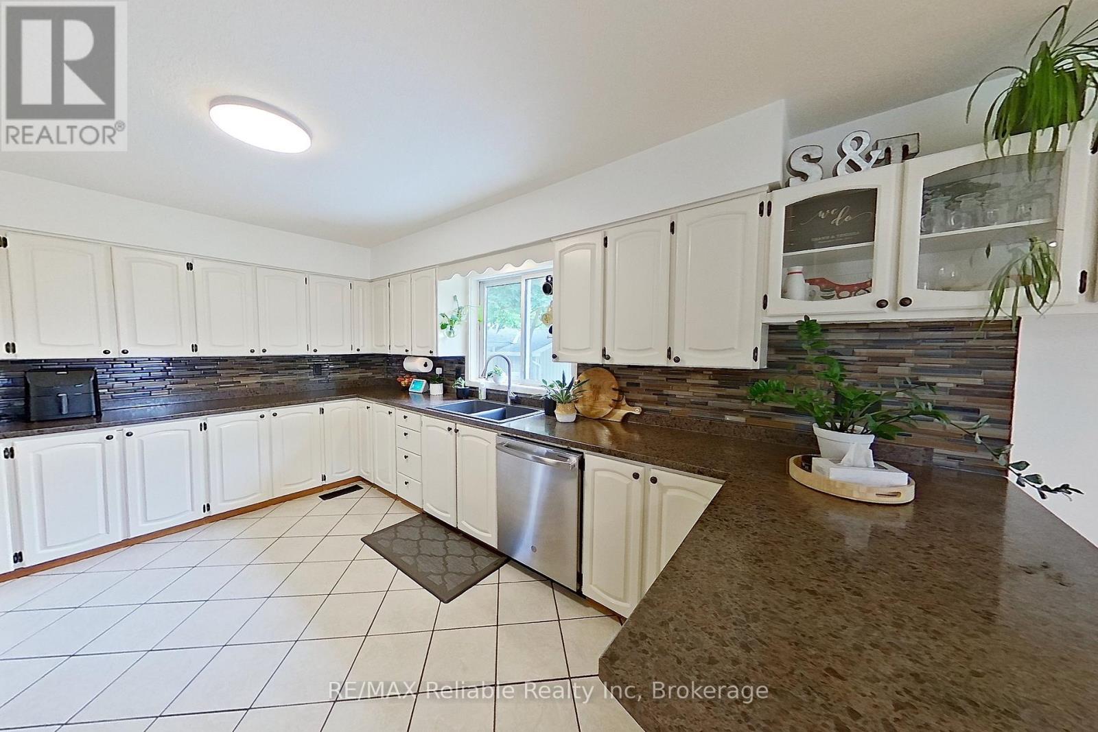 212 James Street, Central Huron (Clinton), ON - Indoor Photo Showing Kitchen With Double Sink