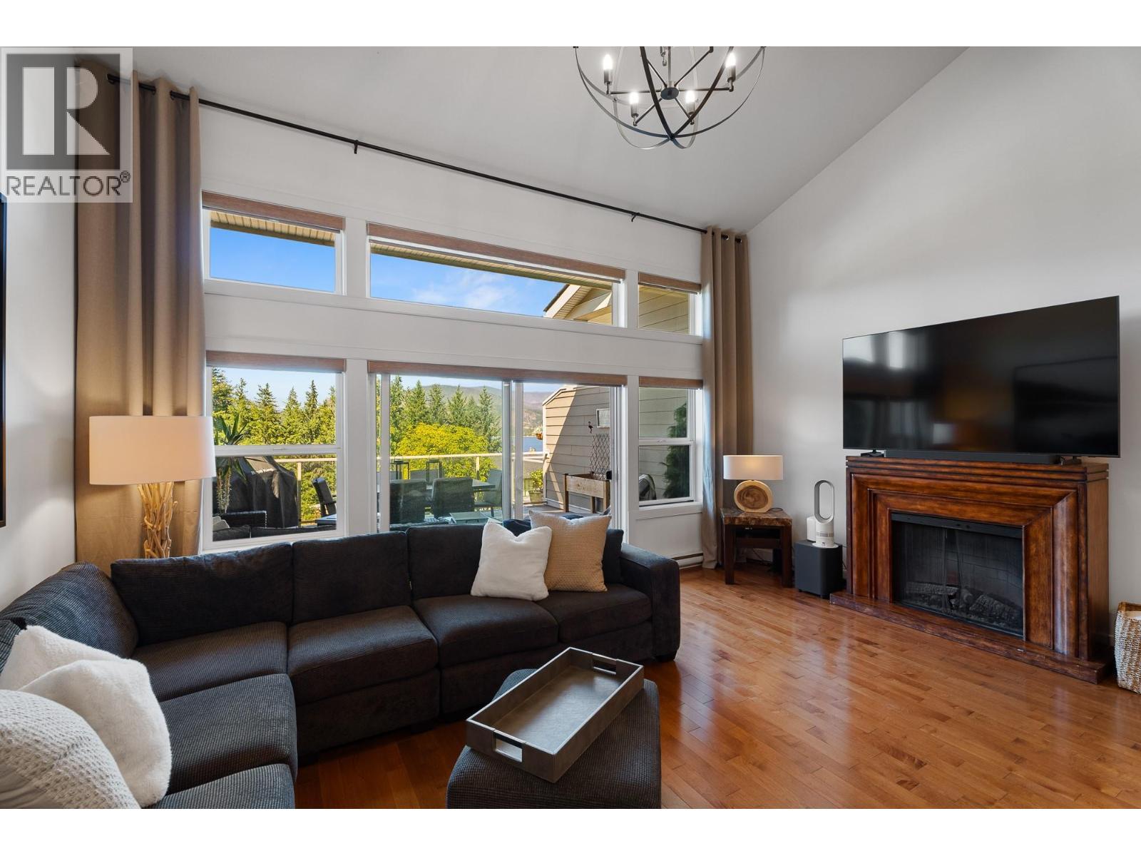 2802 Henstridge Road Unit# 2, Sorrento, BC - Indoor Photo Showing Living Room With Fireplace