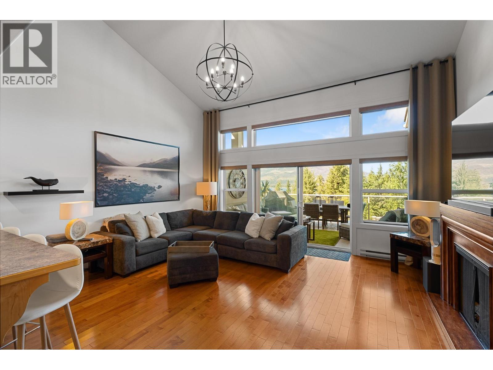 2802 Henstridge Road Unit# 2, Sorrento, BC - Indoor Photo Showing Living Room With Fireplace