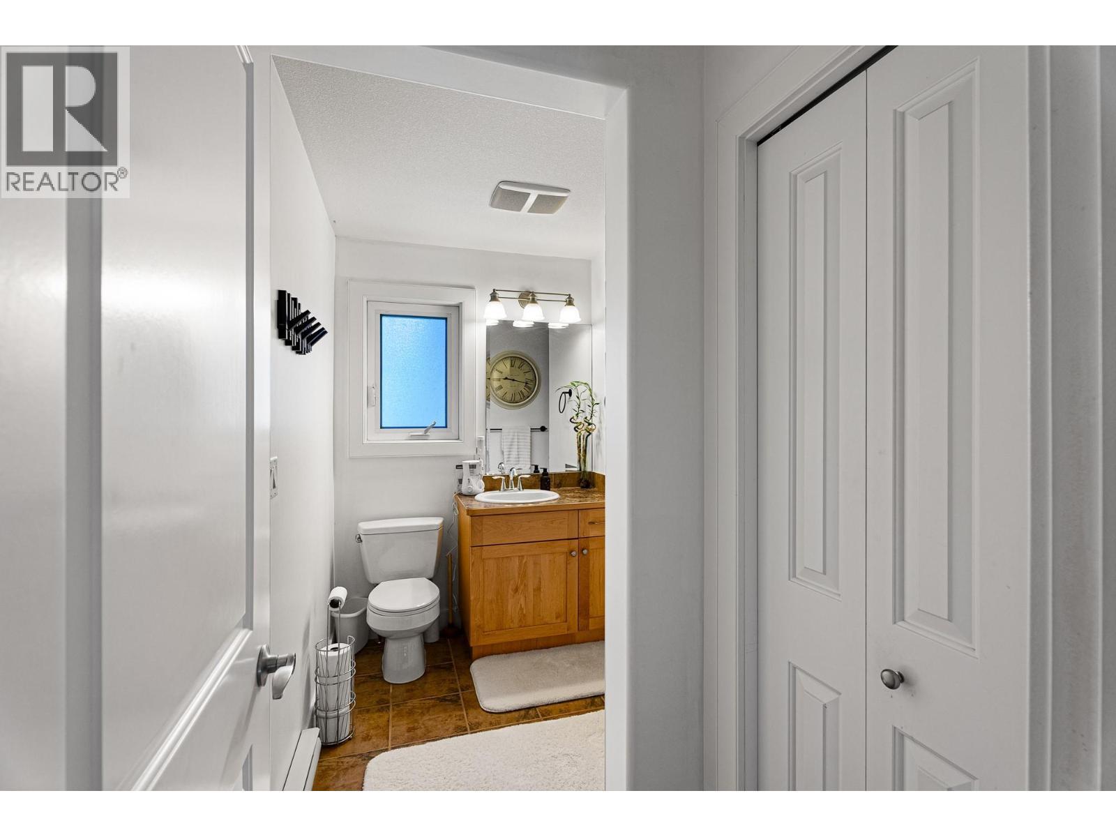 2802 Henstridge Road Unit# 2, Sorrento, BC - Indoor Photo Showing Bathroom