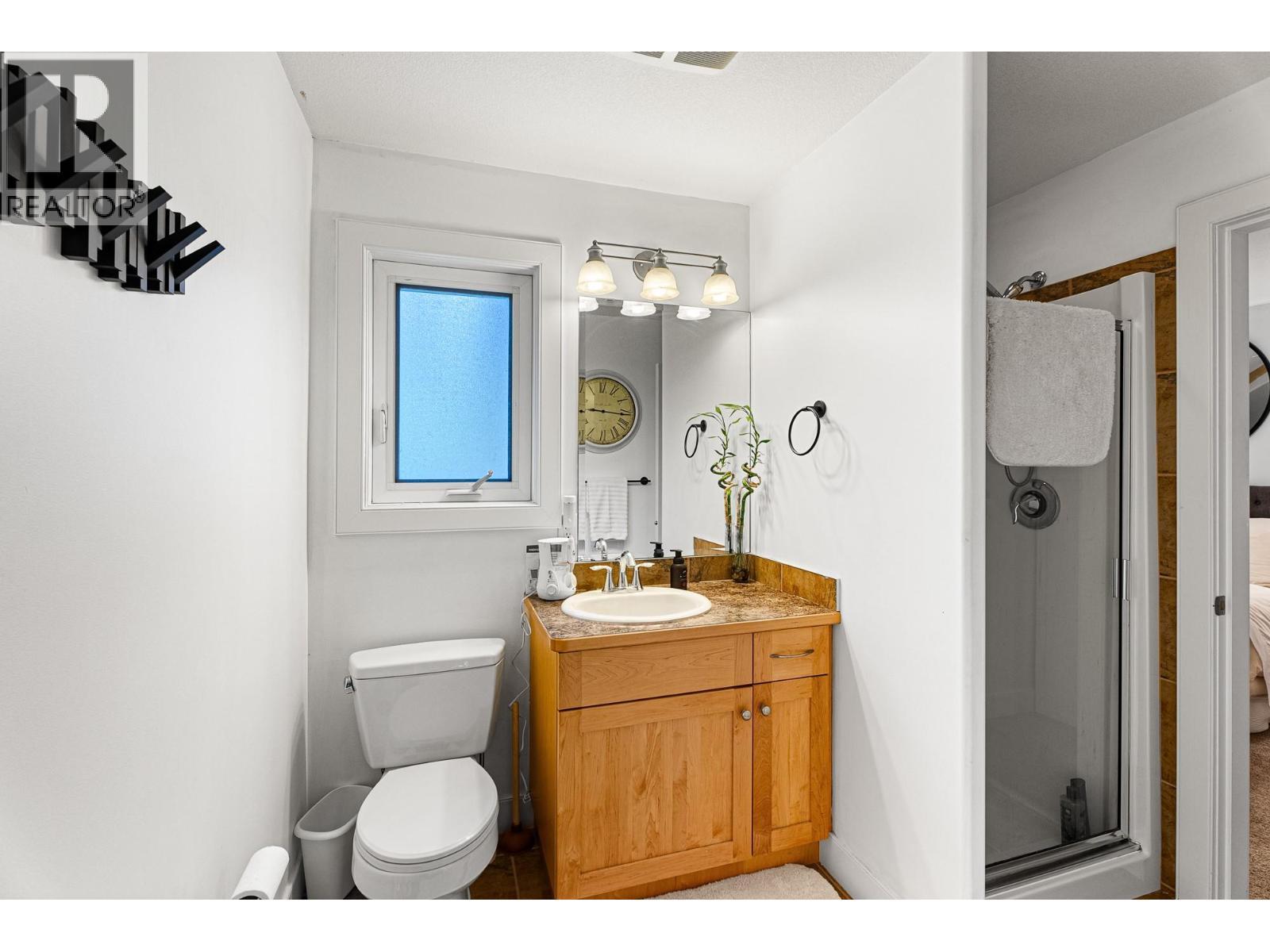 2802 Henstridge Road Unit# 2, Sorrento, BC - Indoor Photo Showing Bathroom