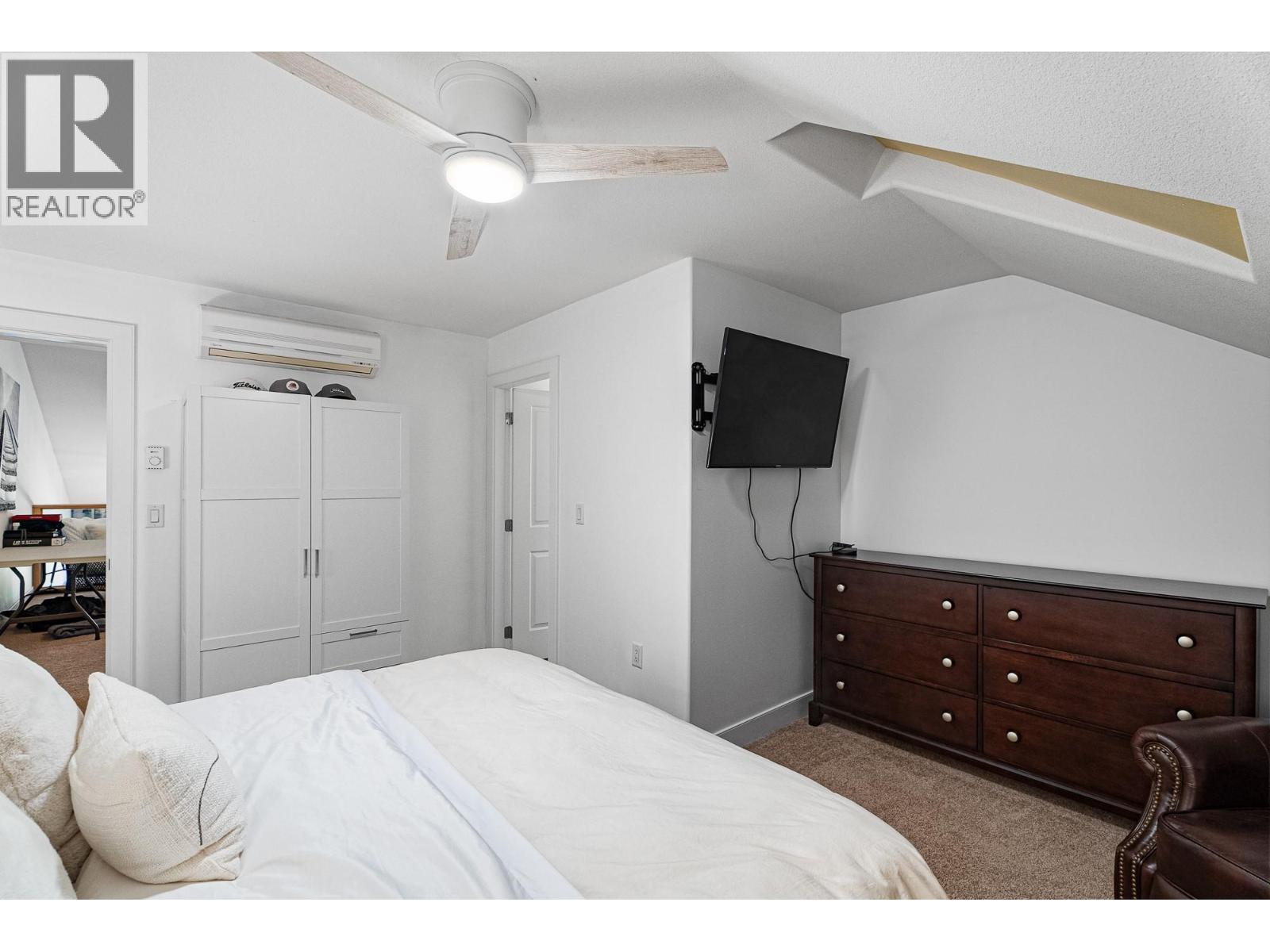 2802 Henstridge Road Unit# 2, Sorrento, BC - Indoor Photo Showing Bedroom