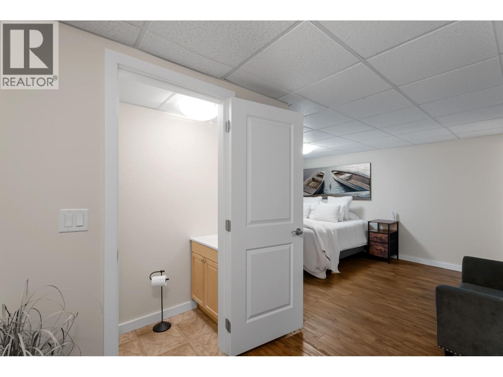 2802 Henstridge Road Unit# 2, Sorrento, BC - Indoor Photo Showing Other Room