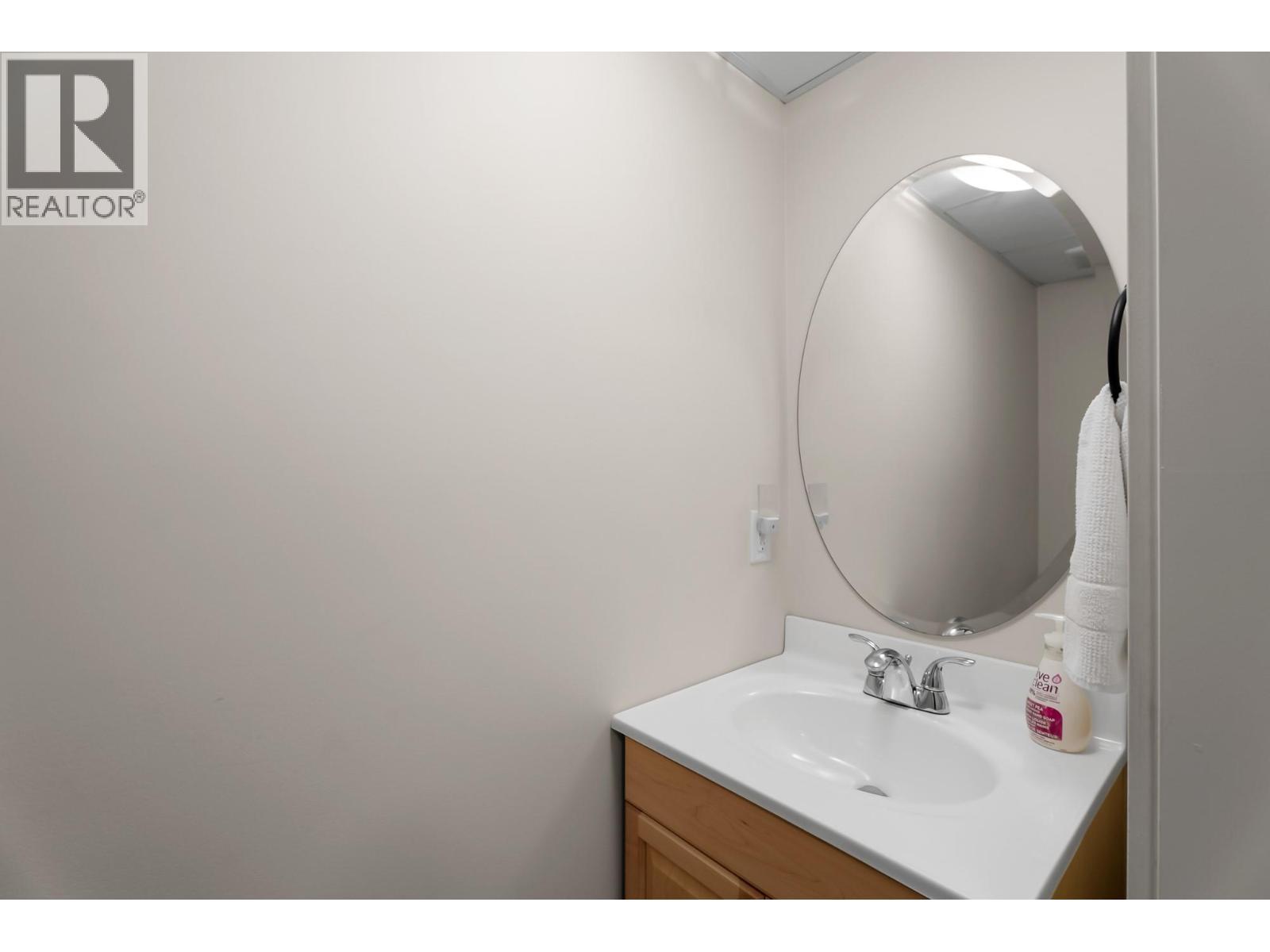 2802 Henstridge Road Unit# 2, Sorrento, BC - Indoor Photo Showing Bathroom