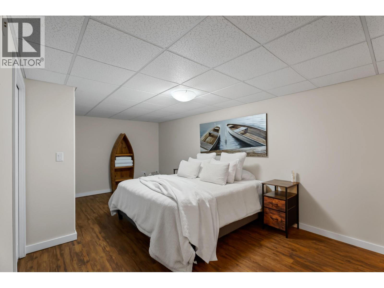 2802 Henstridge Road Unit# 2, Sorrento, BC - Indoor Photo Showing Bedroom