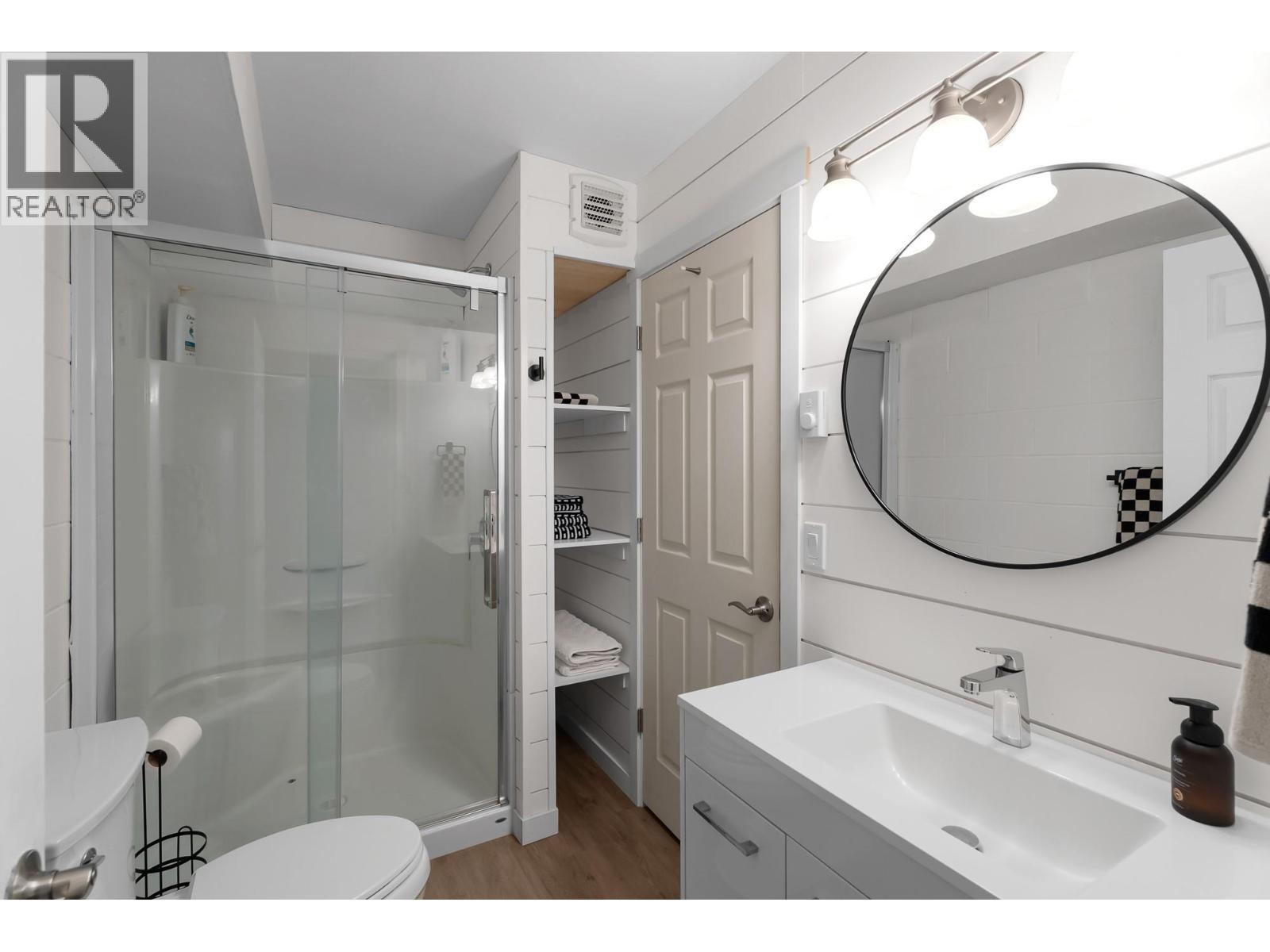 2802 Henstridge Road Unit# 2, Sorrento, BC - Indoor Photo Showing Bathroom