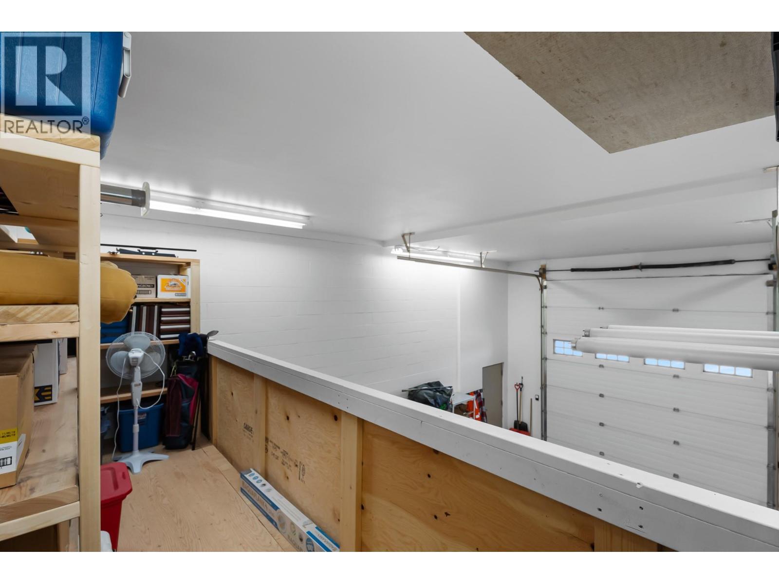 2802 Henstridge Road Unit# 2, Sorrento, BC - Indoor Photo Showing Garage