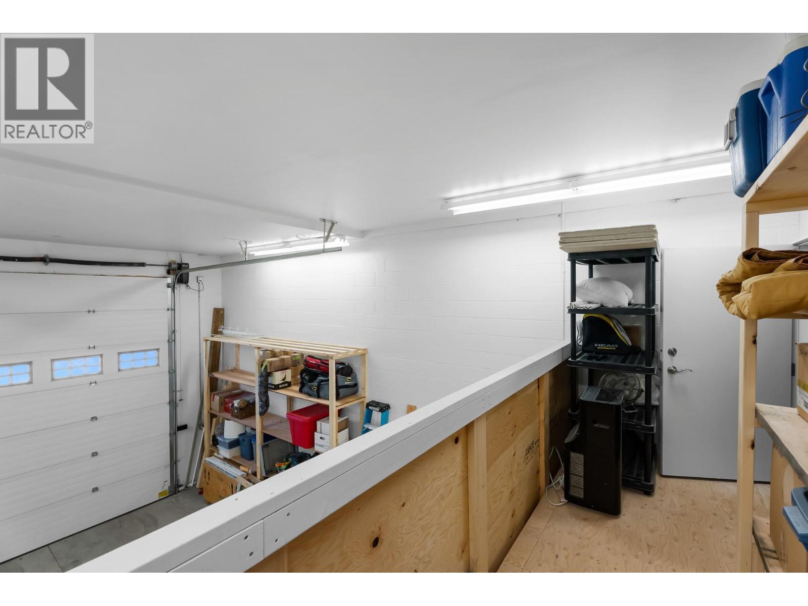 2802 Henstridge Road Unit# 2, Sorrento, BC - Indoor Photo Showing Garage