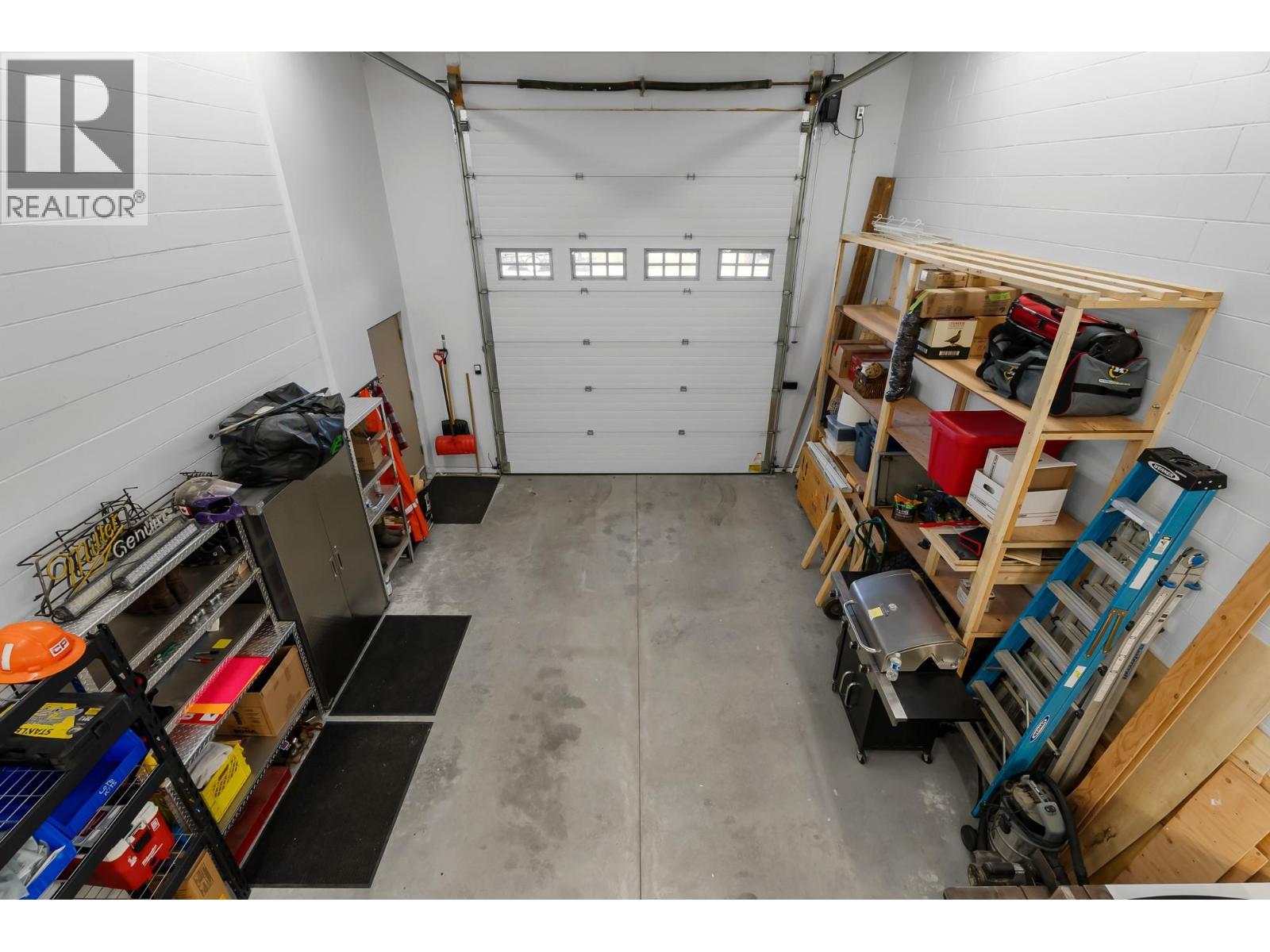 2802 Henstridge Road Unit# 2, Sorrento, BC - Indoor Photo Showing Garage