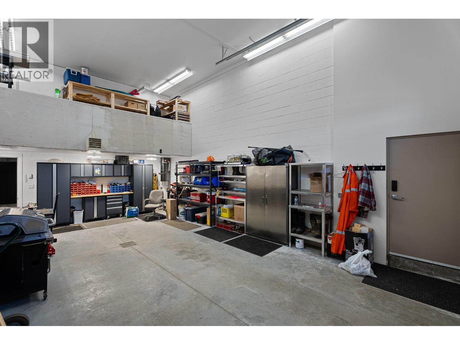 2802 Henstridge Road Unit# 2, Sorrento, BC - Indoor Photo Showing Garage