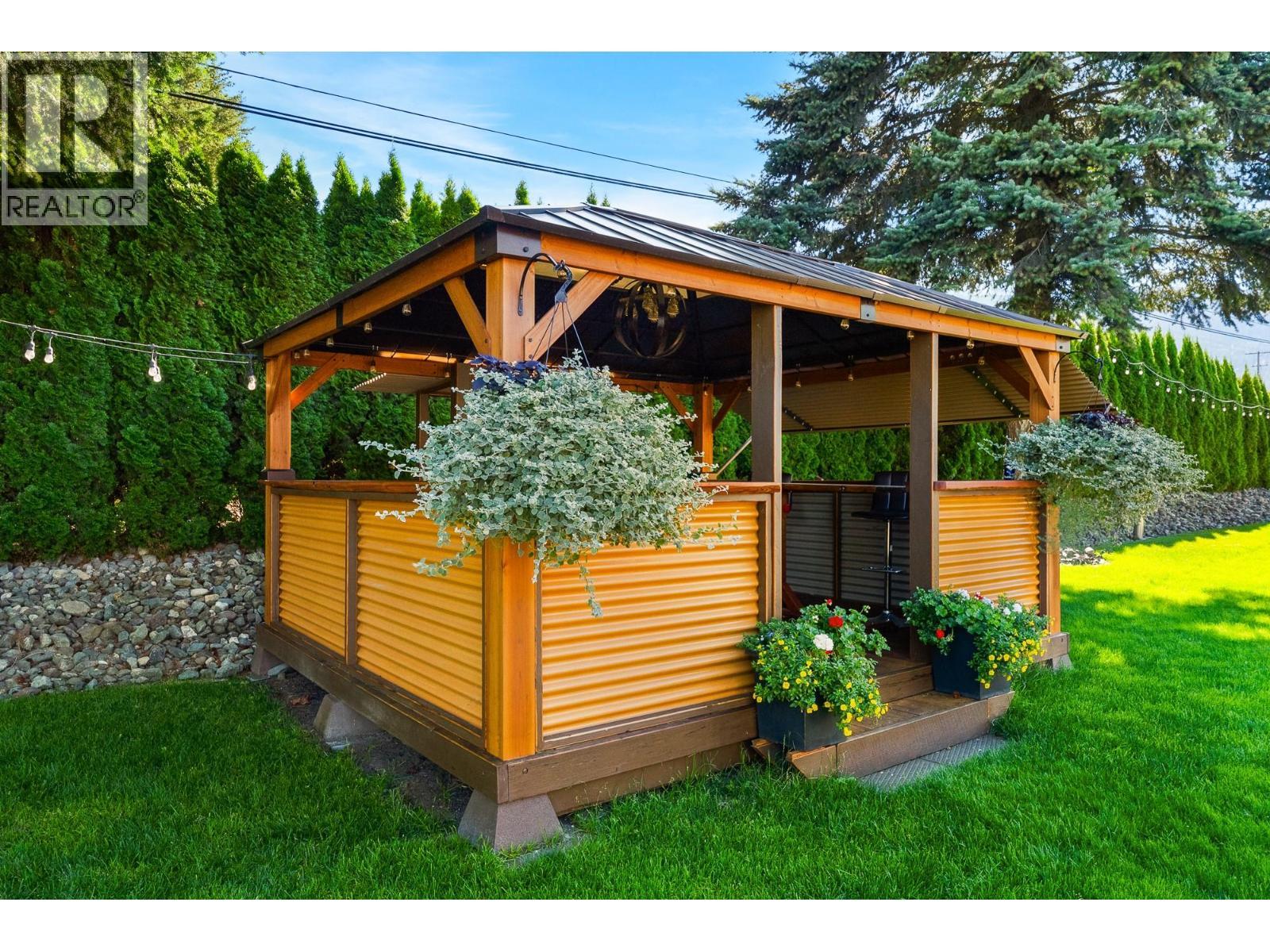 2802 Henstridge Road Unit# 2, Sorrento, BC - Outdoor