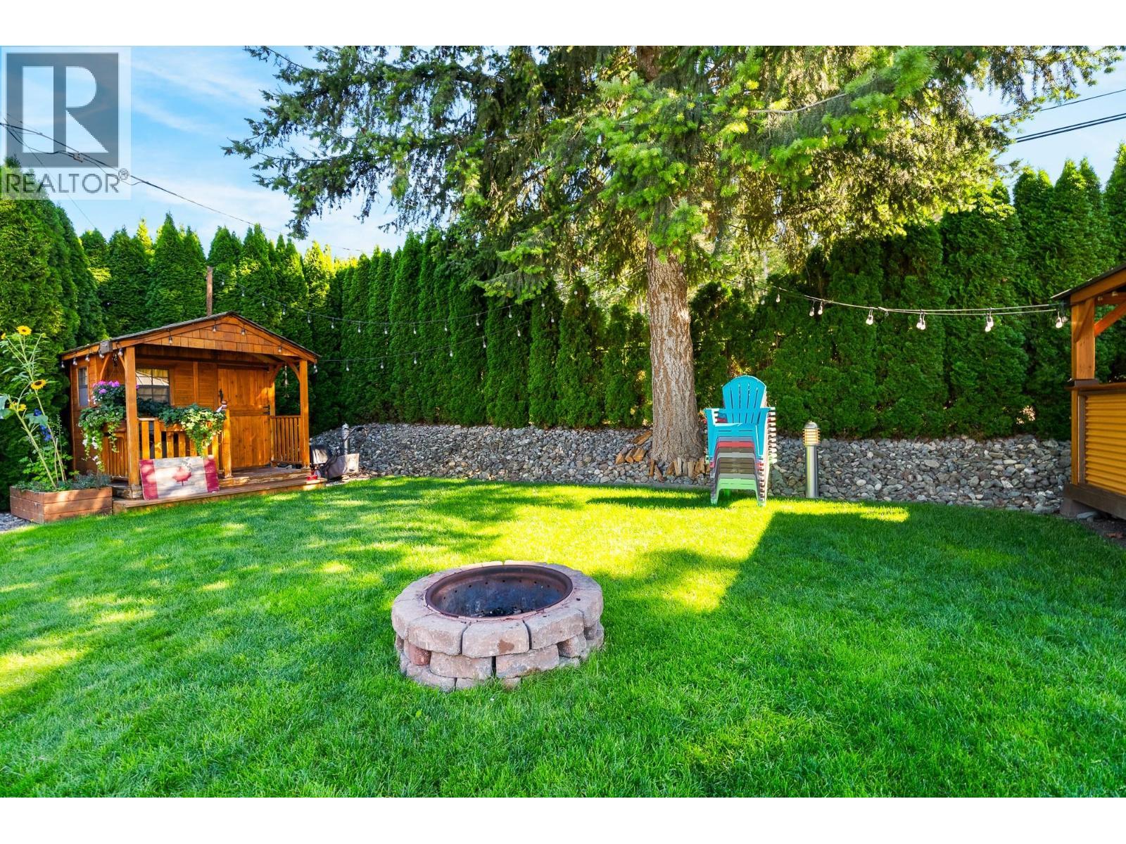 2802 Henstridge Road Unit# 2, Sorrento, BC - Outdoor With Backyard