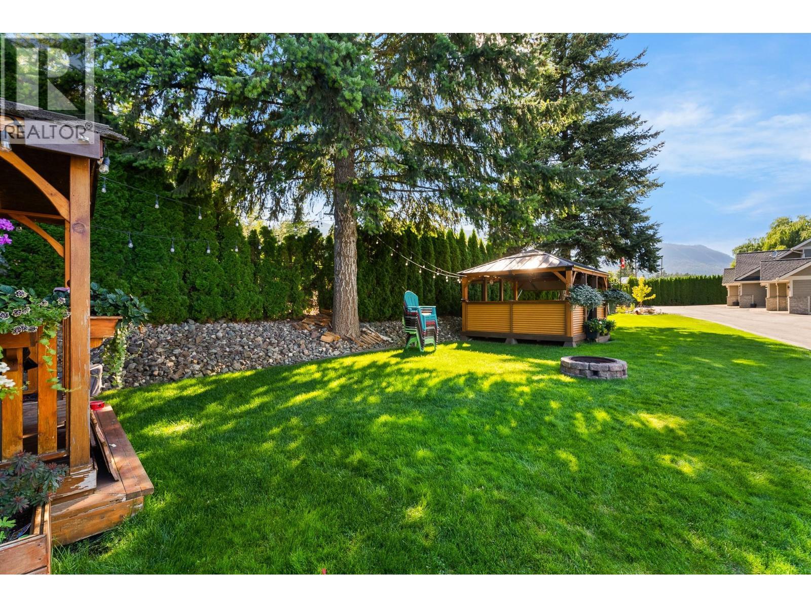 2802 Henstridge Road Unit# 2, Sorrento, BC - Outdoor With Backyard