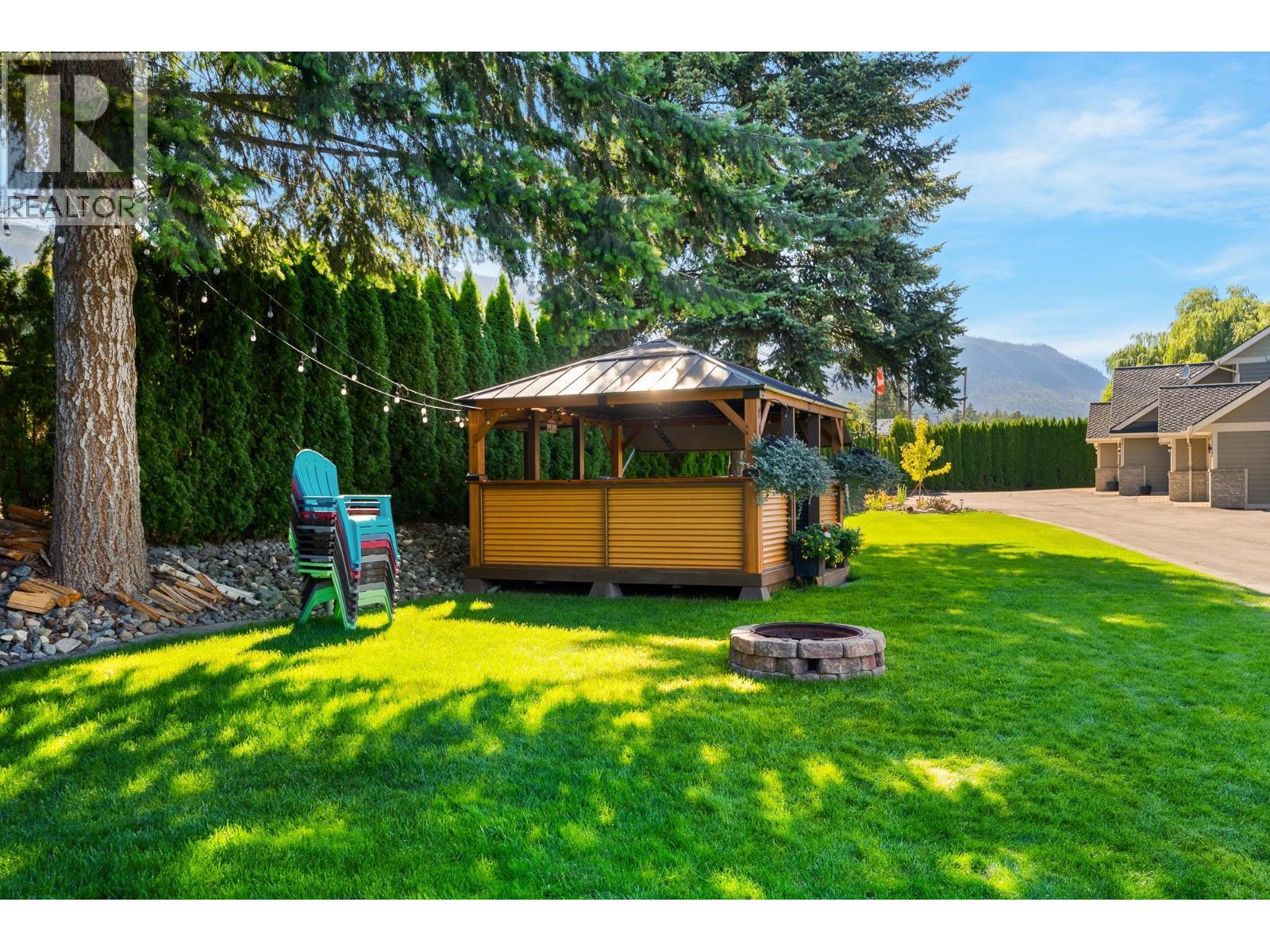 2802 Henstridge Road Unit# 2, Sorrento, BC - Outdoor With Backyard