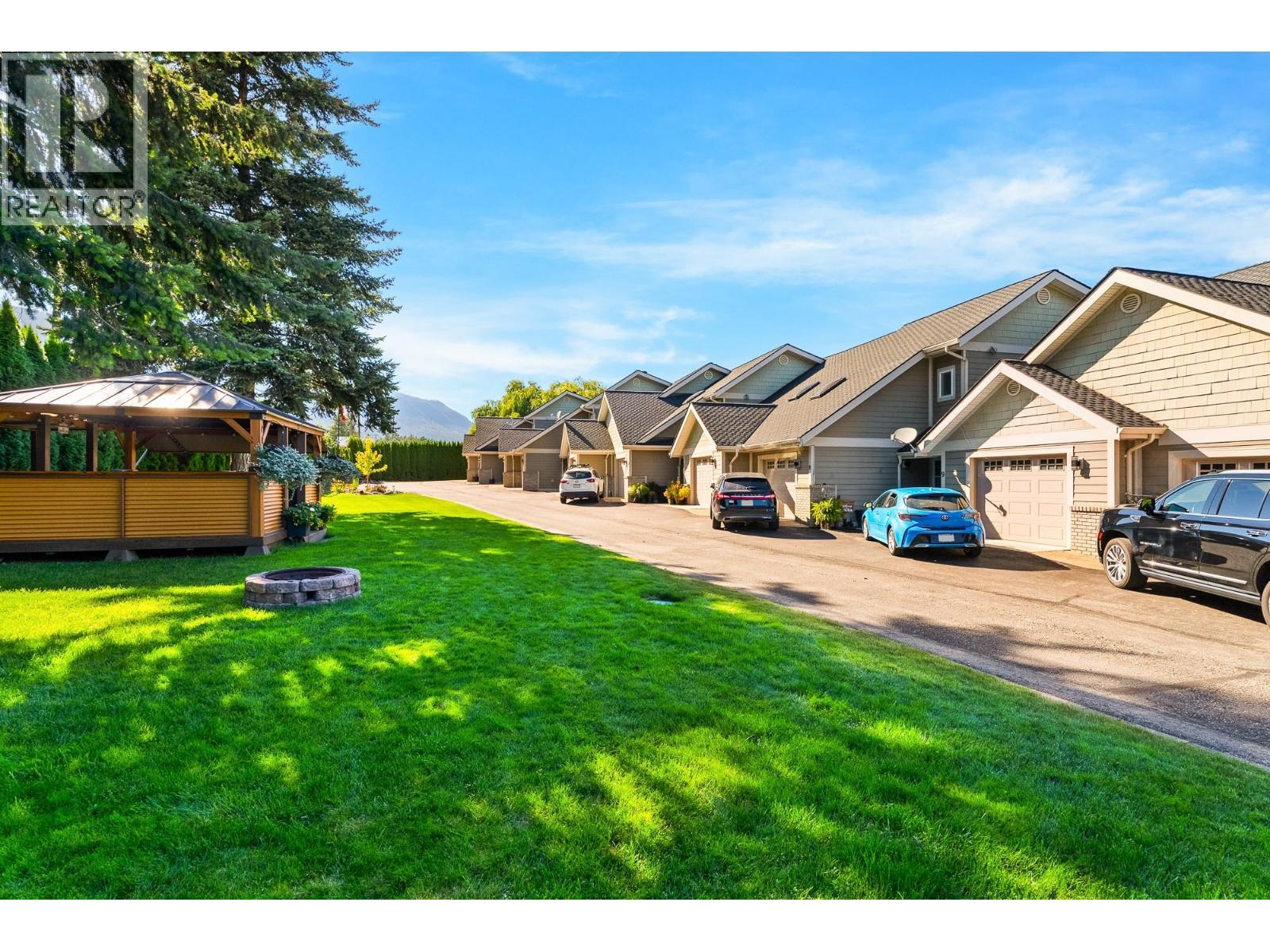 2802 Henstridge Road Unit# 2, Sorrento, BC - Outdoor