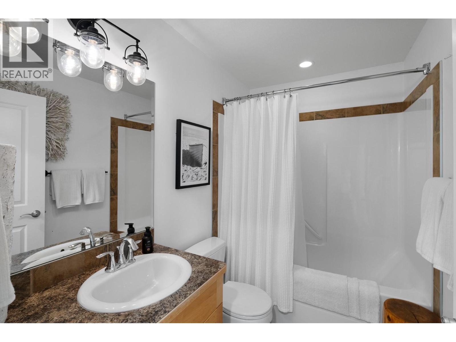 2802 Henstridge Road Unit# 2, Sorrento, BC - Indoor Photo Showing Bathroom